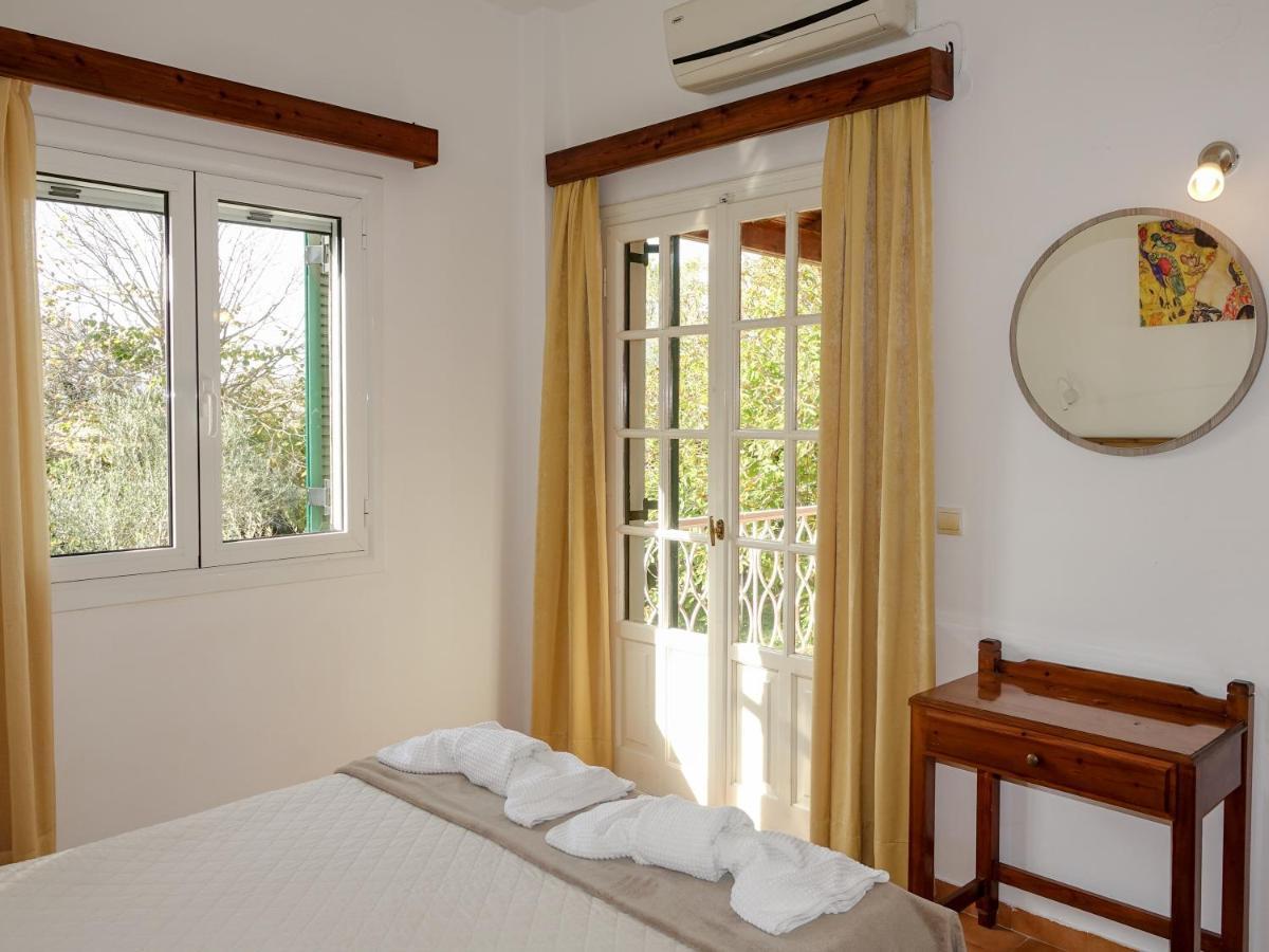 Villa Leda Karousádes المظهر الخارجي الصورة
